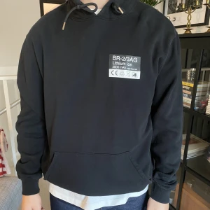 Axel arigato hoodie - Hoodie från Axel arigato i fint skick! Tryck på ryggen. 