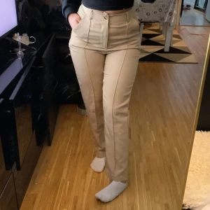 Kostym byxor  - En jätte fin begie kostymbyxa från shien. Använd endast 1 gång. Byxan är XS men den passar mig som är S
