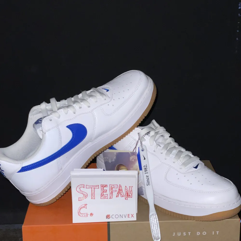 Nike air force 1 retro Wts Ds (helt nya) Storlek: EU44 Pris: 1100kr Helt nya airforce 1, för fler info eller bilder kom PM( kan fraktas eller meet up i Stockholm)🙏🏻. Skor.