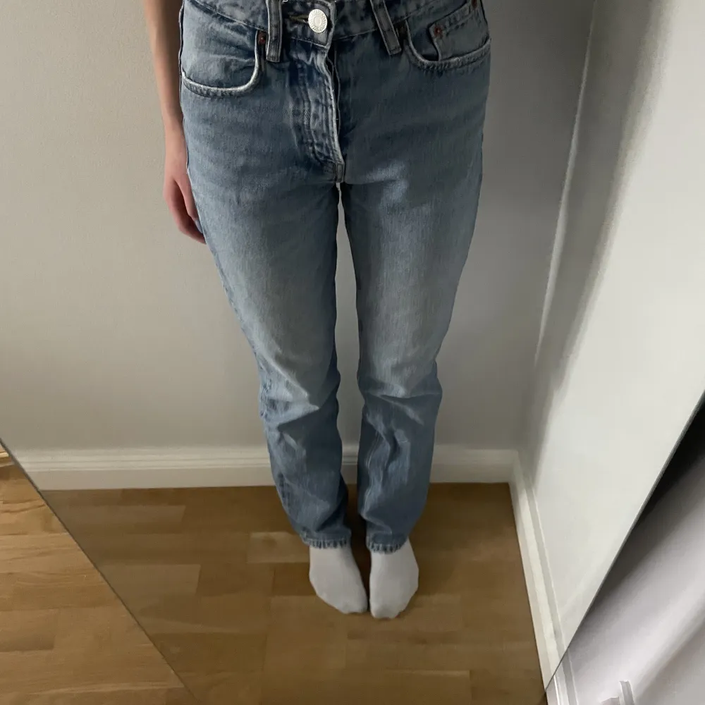 Säljer mina jeans som är midrise fprn zara och passar perfekt i längden för jag som är 172 cm, dom är ljus blåa och storlek 32💕. Jeans & Byxor.