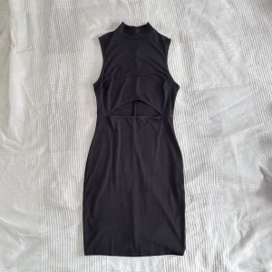 Turtleneck klänning - Charmig klänning med turtleneck som är öppen vid magen. Stängs i nacken med knappar (se bild 2). Tunt och skönt material. Använd 1-2 gånger, fint skick!