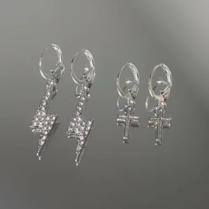 2-pack örhängen - 2-pack örhängen i både silver- och guldfärg i olika designer 🧚🏻‍♀️✨ Snabb och smidig frakt direkt till brevlådan för endast 13kr. 49kr/pack (färdiga pack som visas på bilderna, går ej att ändra) 🥰