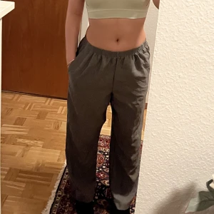 byxor - jättebekväma gråa loose fit byxor 🤍