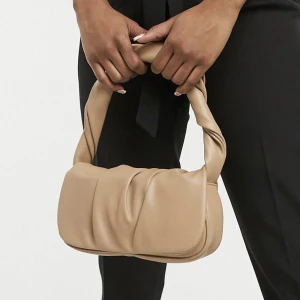 Beige väska - Säljer denna gulliga och fina väska från pull&bear som tyvärr inte kommer till användning. Den är använd fåtal gånger och har inga anmärkningar på användning. Köparen står för frakten.