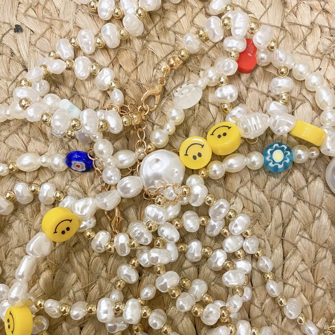 Halsband med pärlor och smileys  - 90