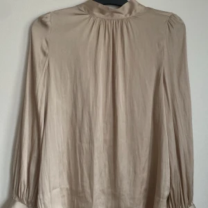 Typ beige blus - Storlek S (använd en gång) 