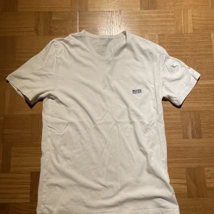 Hugo boss T-Shirt - Knappt använd Hugo Boss T-Shirt🤍 Säljes pga för liten 