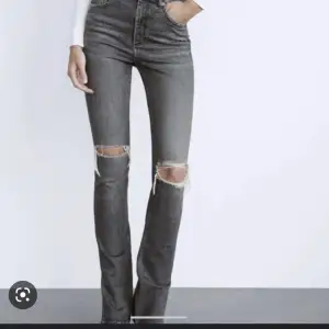Säljer dessa ”Split full lengt grå” jeans ifrån Zara i storlek 34. Dem är avklippta längst ner för att passa min längd (jag är 160cm lång) använda ca 3ggr. Jättefint skick men kommer ej till användning💕💕