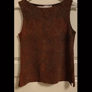 Topp från Lindex - Riktigt snygg topp från Lindex, ger mig 90s vibbar och den är riktigt snygg på!