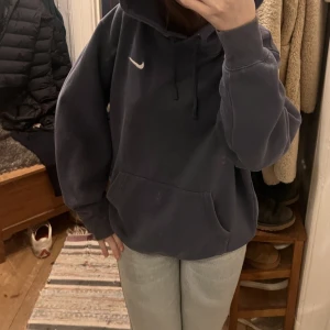 Nike hoodie  - En jättefin hoodie från Nike köpt för cirka ett år sen! Skulle säga passar Xs- M beroende på hur man vill att den ska sitta