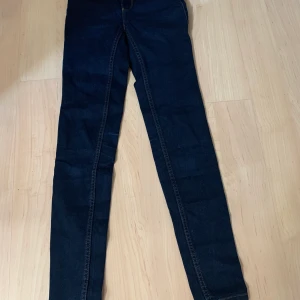 Stretchjeans Noisy May i storlek 30 - Mörkblå, nästan svarta stretchjeans Noisy May i storlek 30/XXS/XS. 