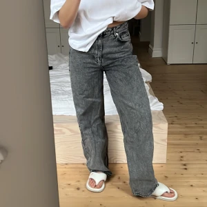 NA-KD JEANS - Grå oversize jeans från NA-KD. Size 38