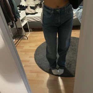 90’s baggy jeans H&M - 90’s baggy jeans från H&M, storlek 38. Nyskick, bara testade. Säljer pga fel storlek. Kan mötas i gävle eller skicka mot fraktkostnad!💞 Nypris 350kr