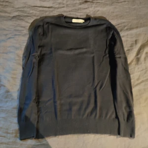 Stickad tröja - Fin tröja, inga hål eller fläckar