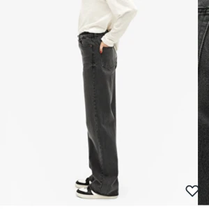Yoko jeans spring black monki - Svarta jeans från monki. Jag beställde de men de var försmå och nu är det försent att skicka tillbaka dem. Passar någon med storlek 28 eller 36, 34 typ.  Nypris 400:- mitt pris 300:- 