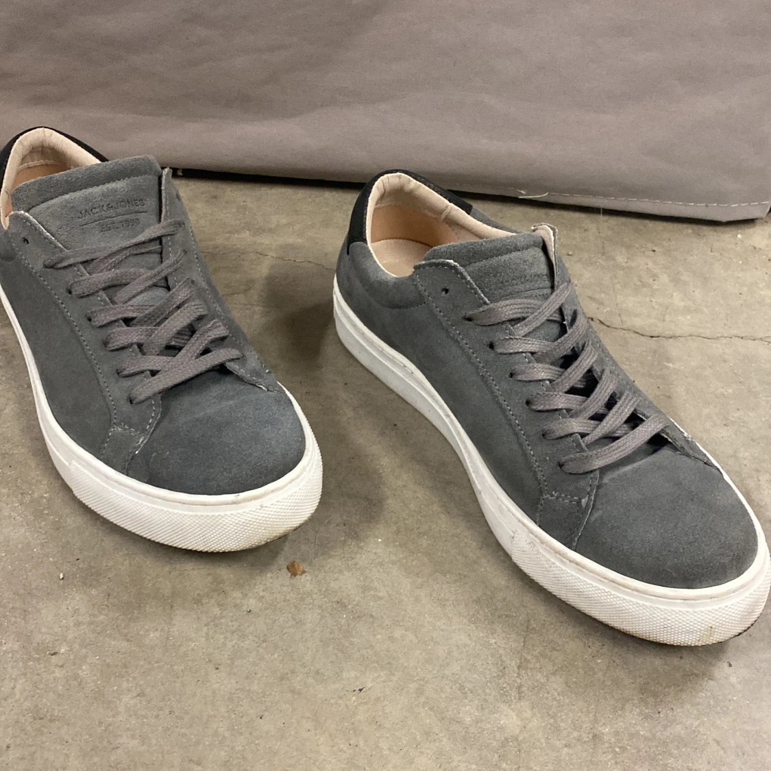 Grå vita Jack & Jones skor