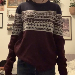 Supersnygg Grandpa sweater - Perfekt till det kalla vädret, inga defekter och sitter perfekt lite oversized på mig som brukar ha s/xs