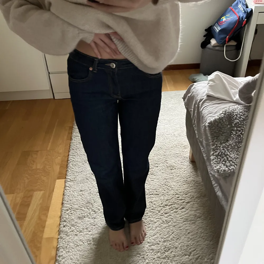 Mörkblåa Jeans i storlek 36. 150 kr plus frakt på 66 kr. Jeans & Byxor.