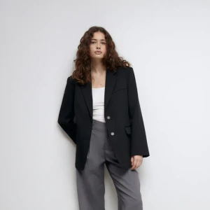 Svart Kavaj Storlek S - Svart Kavaj/ Blazer i storlek S från Gina Tricot. Helt oanvänd med prislapp kvar. Originalpris 699kr. Säljer för 400, först till kvarn!