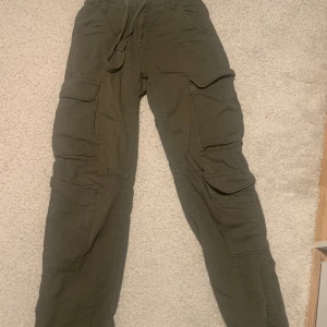 Cargo byxor - Säljer för att de inte kommer till användning längre💕