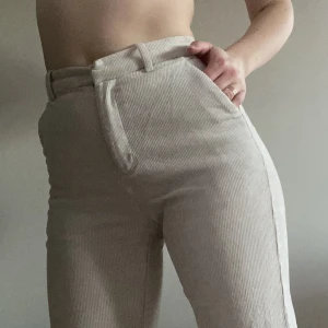 Gräddvita manchesterbyxor - Säljer mina gräddvita manchesterbyxor i rak modell från Lindex. 