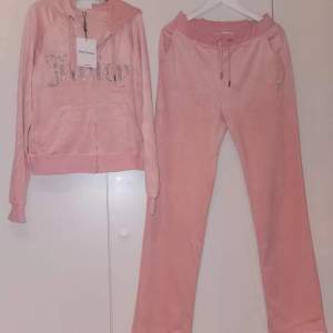 Ett rosa juicy couture set, tröjan är helt oanvänd och byxorna har jag knappt använt. Säljs pga ångrat köpt som inte går att returnera. 