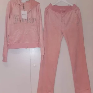 Rosa juicy couture set  - Ett rosa juicy couture set, tröjan är helt oanvänd och byxorna har jag knappt använt. Säljs pga ångrat köpt som inte går att returnera. 