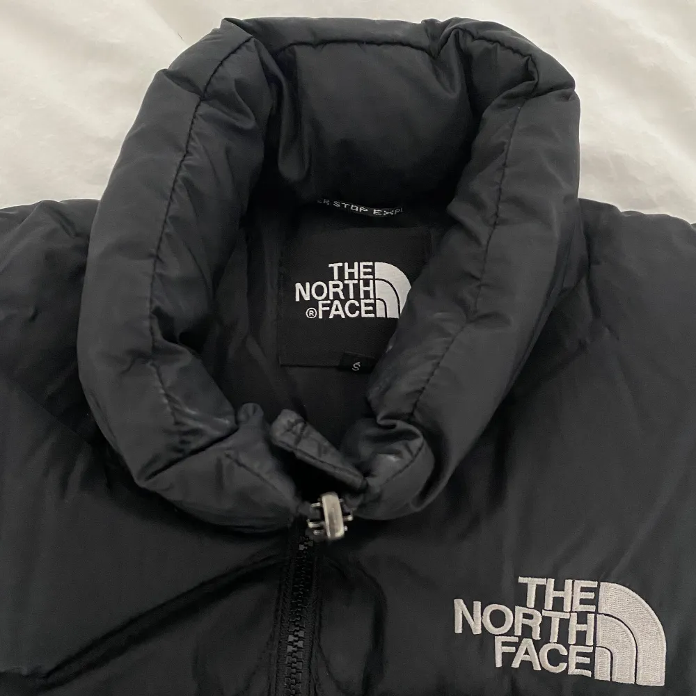 Säljer denna svarta north face jacka. Endast använt ett fåtal gånger. Säljer pga ingen användning. Bra skick! Skriv för frågor.. Jackor.