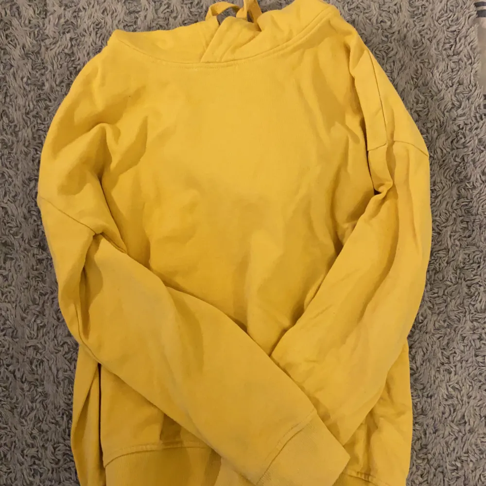 Nu säljer jag en gul hoodie, varför jag säljer är på grund av att den inte används längre.💗 skriv gärna om ni blir intresserade!💗. Hoodies.