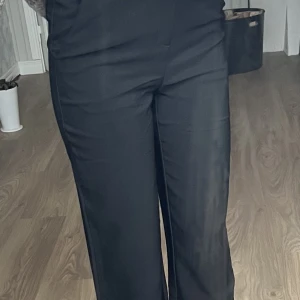 Kostymbyxor - Svarta kostymbyxor Xs/xxs, 150 cm Går att få längre om man hellre vill att jag ska göra dom de! ❤️ Frakten kostar 60kr. 