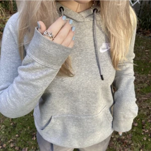 Nike hoodie - ljusgrå Nike hoodie i storlek xs, köpt för 649, säljer för 200 +frakt 🤍🤍