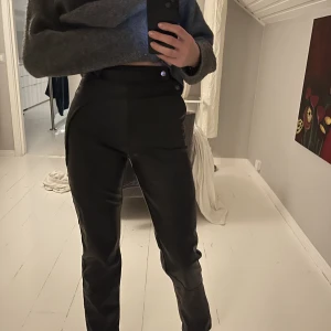 byxor från a-design  - Byxorna är från a-dsign och aldrig använda! Det är storlek xxs men passar mig som brukar ha xs-s. Original priset är 999kr💕Säljs inte i svart längre
