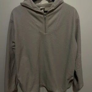 Fleecetröja med luva  - Knappt använd fint skick 