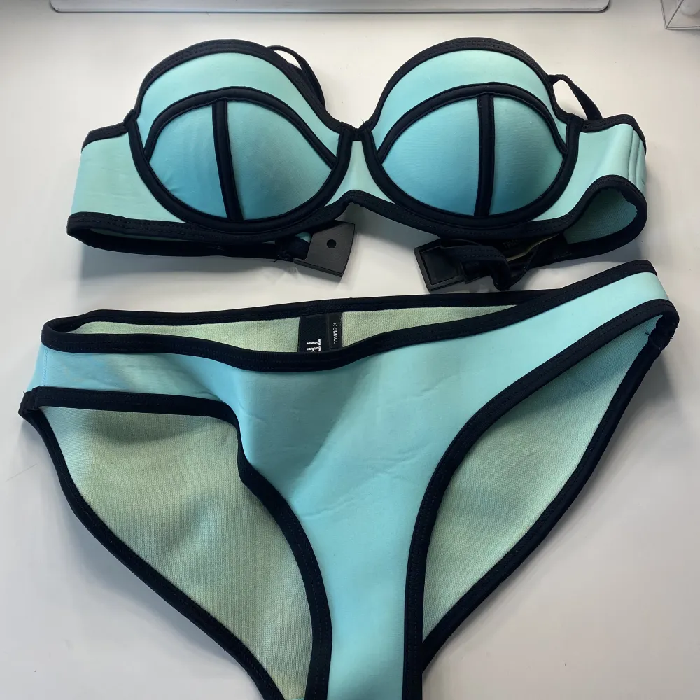 Säljer min fina ljusblåa bikiniset från Triangl! Orginalpris ca 800kr Storlek xs men passar även s. Övrigt.