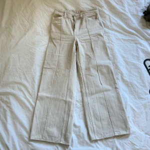Weekday jeans - Vita weekday jeans som jag förkortade för att passa mig perfekt (157cm) I jättebra skick!  Behöver verkligen sälja allt på min sida pga flytt så kika gärna in mina andra annonser!