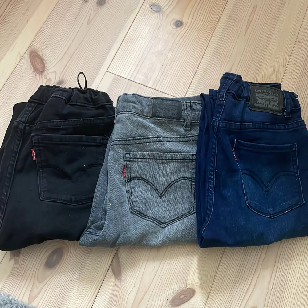 Säljer tre styckna skinny jeans i fint skick. ❤️ de svarta skinny jeansen är i storleken 158 cm ❤️ de gråa är i storleken 152 cm ❤️ och de blåa är i storleken 158 cm och highwastied. ❤️ alla jeansen går att reglera i midjan.❤️ säljs för 30/st ❤️ . Jeans & Byxor.