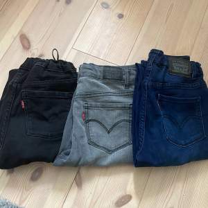 Säljer tre styckna skinny jeans i fint skick. ❤️ de svarta skinny jeansen är i storleken 158 cm ❤️ de gråa är i storleken 152 cm ❤️ och de blåa är i storleken 158 cm och highwastied. ❤️ alla jeansen går att reglera i midjan.❤️ säljs för 100kr/st ❤️