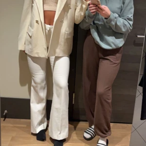 Vita kostymbyxor  - Världens finaste kostymbyxa från zara. Skulle säga att de är mid waist, storlek M. Som nya🤍