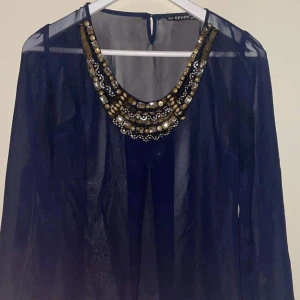 Genomskinlig mörkblå tröja - Mörk blå genomskinlig