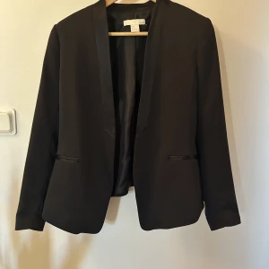 Svart kavaj  - Svart kavaj från H&M med bra skick!