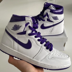 Jordan 1 high court purple 2.0 - Köpta på kicks n stuff 1499kr storlek 41 helt nya med allt 