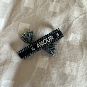 Zadig Armband - Säljer mitt Zadig armband! Använd ett fåtal gånger och i helt nyskick, använder tyvär inte så ofta så valt att sälja det!  Armbandet är justerbart, och priset kan diskuteras! 