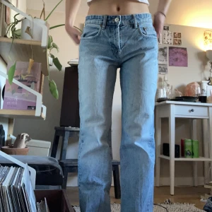 straight jeans - midrise straight jeans från zara, ljusblå wash och fint skick!