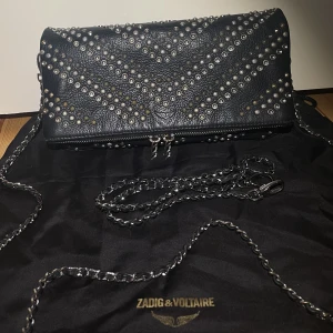 Zadig & Voltaire  - Skitsnygg Zadig & Voltaire väska med nitar på, kommer såklart med dustbag och även två olika kedjor så du kan välja vilken längd du vill ha. Köptes för 4500kr säljer för 2000kr💗 (Pris kan även diskuteras) 