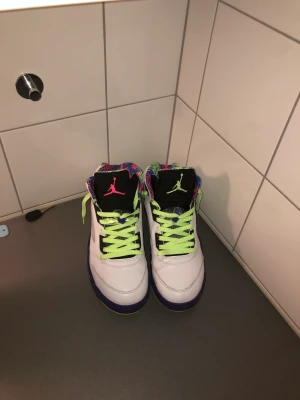 Jordan 5 vem air  - Säljer mina j5, har använt de 3 gånger och de är fortfarande clean, säljer de pga de är för små för mig