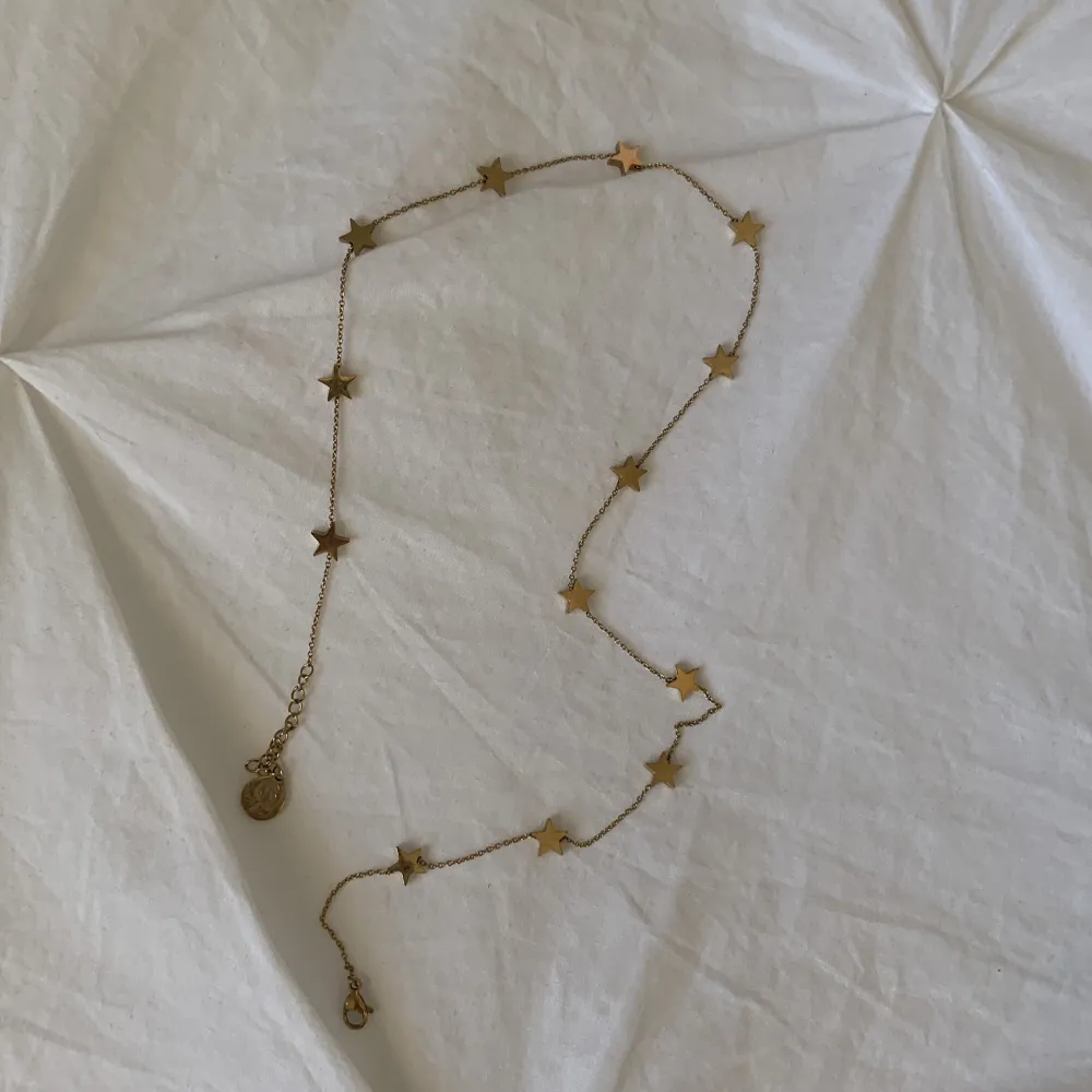 Säljer detta oanvända halsband från Edblad⭐️det är guldigt med snö stjärnor på💘. Accessoarer.