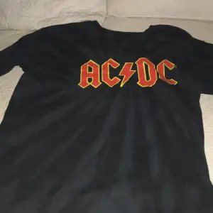 En svart ACDC tröja