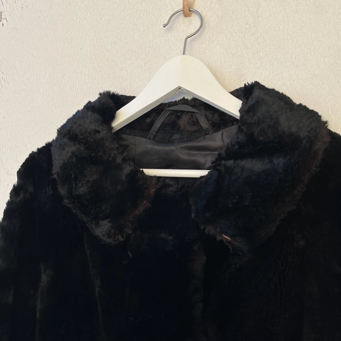 Svart-brun skimrande kappa i päls med fin krage - 90