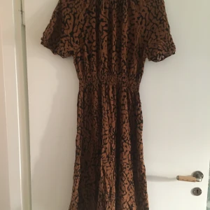 Klänning  - Fint skick. Ev lite blekare än ny. 