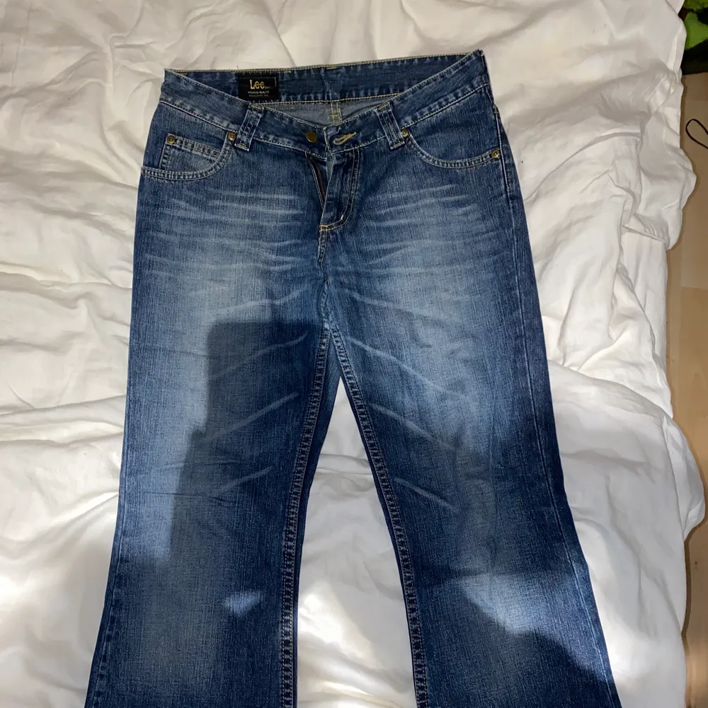 Mycket bra skick lågmidjade vintage jeans från Lee, för små för mig men min vän på bilden är 170 och bär normalt storlek xs-s, byxorna är storlek 28-33. Jeans & Byxor.